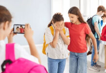 Καταγγελία για σκληρό bullying σε 11χρονη από συμμαθήτριές της – «Μαμά, με ανάγκασαν να κάτσω στα γόνατα και να ζητάω συγγνώμη»