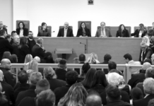 Πρεμιέρα «παρωδία» της δίκης για την τραγωδία των Τεμπών – Tο φιάσκο της ακατάλληλης αίθουσας