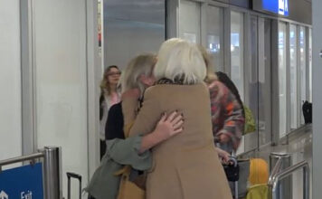 Χαμόγελα ανακούφισης στο «Ελ. Βενιζέλος» για όσους επιστρέφουν από τη Μέση Ανατολή