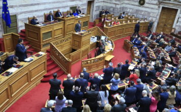 Γενέθλια για τον Κυριάκο Μητσοτάκη – Οι ευχές στη Βουλή και τα κεράσματα χωρίς ζάχαρη