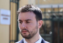 Κωνσταντίνος Φλώρος: Ένοχος για τον ξυλοδαρμό του Βασίλη Γραμμένου – Τέσσερα χρόνια φυλάκιση με αναστολή η ποινή του