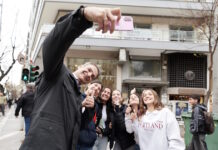 Κυριάκος Μητσοτάκης: Οι χαλαρές στιγμές στη Θεσσαλονίκη, οι selfies με μαθητές και η πρασόπιτα