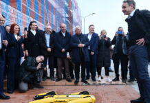 Επίσκεψη Μητσοτάκη στη Θεσσαλονίκη: Η υποδοχή από τον σκύλο – ρομπότ Κύωνα και οι selfies με μαθητές