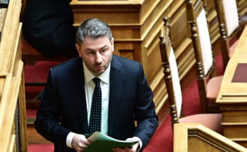 Ο Νίκος Ανδρουλάκης ζητεί από τον Κυριάκο Μητσοτάκη άμεση ενημέρωση των πολιτικών αρχηγών για τη Μέση Ανατολή