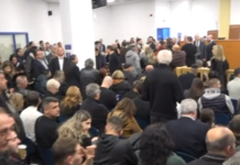 Τέμπη: Οργή για την πρεμιέρα «παρωδία» της δίκης – Η ασφυξία στην αίθουσα & τα τεχνικά προβλήματα