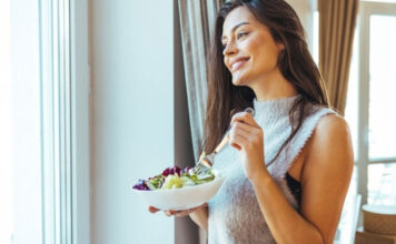 Ποιες είναι οι τροφές που μειώνουν το πρήξιμο στα πόδια και τους αστραγάλους