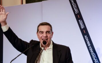Τσίπρας: Γελωτοποιός του βασιλιά Τραμπ ο Μητσοτάκης, ανεύθυνη και επικίνδυνη η κυβέρνηση – Live η παρουσίαση του βιβλίου «Ιθάκη» στην Κοζάνη