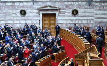 Πυρά της αντιπολίτευσης για την «εμπλοκή» της Ελλάδας στη Μέση Ανατολή: Τα δύσπεπτα φασόλια, ο Λουδοβίκος και οι βάσεις των ΗΠΑ