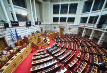 Κατώτατος μισθός: «Ανεπαρκής αύξηση» και «κοροϊδία» λέει η αντιπολίτευση