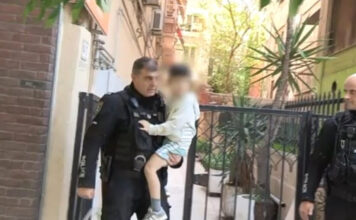 Θεσσαλονίκη: 5χρονος βγήκε στο μπαλκόνι και πετούσε αντικείμενα από τον 6ο όροφο – Επενέβη η αστυνομία