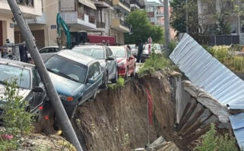 Θεσσαλονίκη: Υποχώρησε οδόστρωμα εν μέσω εργασιών – Στο κενό κατέληξε παρκαρισμένο όχημα