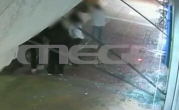 Αγία Βαρβάρα: Κοπέλες καυγάδισαν και έπεσαν σε τζαμαρία – Κατέληξαν στο νοσοκομείο με τραύματα στο σώμα