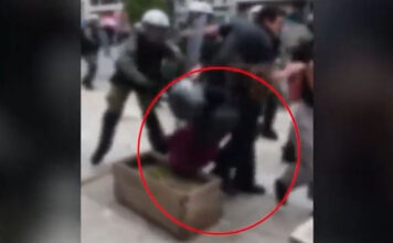 Αστυνομικός των ΜΑΤ κλωτσάει και σπρώχνει διαδηλώτρια που πέφτει σε ζαρντινιέρα – Βίντεο ντοκουμέντο
