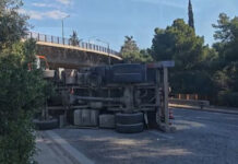 Λεωφόρος Βουλιαγμένης: Ανατροπή φορτηγού με κάδο με οικοδομικά υλικά – Τραυματίστηκε ελαφρά ο οδηγός