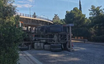 Λεωφόρος Βουλιαγμένης: Ανατροπή φορτηγού με κάδο με οικοδομικά υλικά – Τραυματίστηκε ελαφρά ο οδηγός