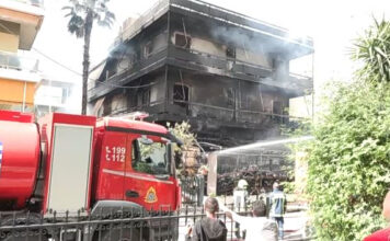 Στις φλόγες παραδόθηκε πολυκατοικία στο Ίλιον