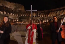 Ο Πάπας Λέων έγινε ο πρώτος ποντίφικας μετά από χρόνια που μετέφερε τον σταυρό της Μ. Παρασκευής στο Κολοσσαίο