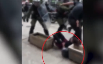 Βίντεο ντοκουμέντο: Άνδρας των ΜΑΤ κλώτσησε και έσπρωξε διαδηλώτρια – Έπεσε σε ζαρτινιέρα με το κεφάλι