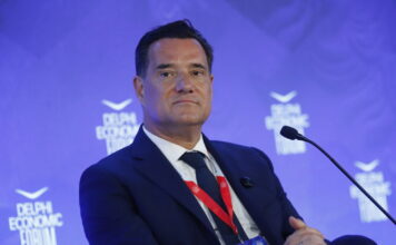 Γεωργιάδης με αιχμές κατά Κοβέσι από το Φόρουμ των Δελφών: «Όσο μας επιτρέπει, έχουμε ακόμη Δημοκρατία»