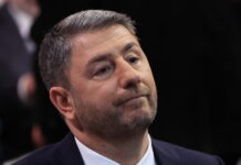 Με εκλογές απαντά το ΠΑΣΟΚ στο μήνυμα Μητσοτάκη: «Μουσικές καρέκλες» το ασυμβίβαστο υπουργού και βουλευτή