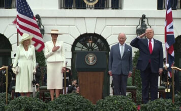 Τη μνήμη των θυμάτων της 11ης Σεπτεμβρίου τίμησαν βασιλιάς Κάρολος και Καμίλα