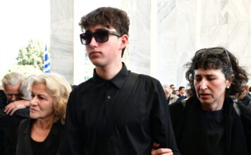 Βασίλης Ρίζος: Τελευταίο αντίο στον γιο της Θεανώς Φωτίου – Τσίπρας και Κακλαμάνης στην πολιτική κηδεία