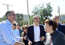 Ο Κυριάκος Μητσοτάκης στη Βασιλίσσης Όλγας μετά την ολοκλήρωση της ανάπλασης