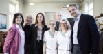 Στο Γηροκομείο Αθηνών ο Κυριάκος Μητσοτάκης και η κόρη του Σοφία – Αντάλλαξαν δώρα για το Πάσχα με τους ηλικιωμένους