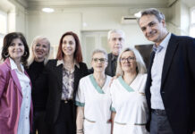 Στο Γηροκομείο Αθηνών ο Κυριάκος Μητσοτάκης και η κόρη του Σοφία – Αντάλλαξαν δώρα για το Πάσχα με τους ηλικιωμένους