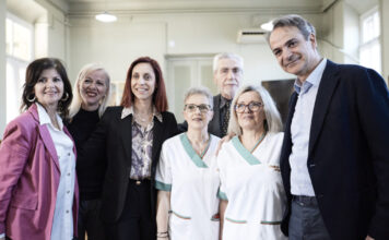 Στο Γηροκομείο Αθηνών ο Κυριάκος Μητσοτάκης και η κόρη του Σοφία – Αντάλλαξαν δώρα για το Πάσχα με τους ηλικιωμένους