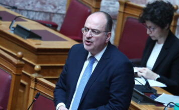 Μακάριος Λαζαρίδης: Το retweet που «στέλνει» τη Ντόρα Μπακογιάννη για σοκολατάκια μετά την παραίτησή του