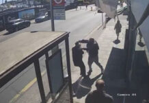 Λονδίνο: Η στιγμή που άνδρας επιτίθεται με μαχαίρι έξω από εβραϊκή συναγωγή – Συνελήφθη