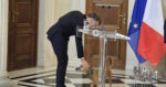 Ο Εμανουέλ Μακρόν γνώρισε τον Πίνατ – Φωτογραφίες από τα χάδια και τα παιχνίδια με τον σκύλο του Κυριάκου Μητσοτάκη