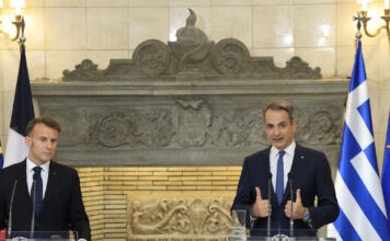 Τα γαλλικά ΜΜΕ αναφέρθηκαν στις στενές σχέσεις μεταξύ των δύο χωρών: «Στην Αθήνα ο Μακρόν, επανεκκινεί τη στρατηγική εταιρική σχέση Γαλλίας-Ελλάδας»