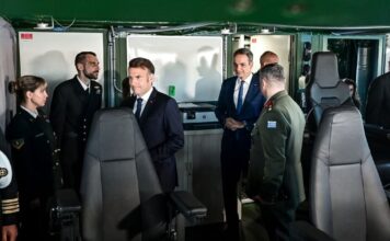 Κυριάκος Μητσοτάκης – Εμανουέλ Μακρόν: Εντυπωσιακές εικόνες από την επίσκεψη στη φρεγάτα «Κίμων»