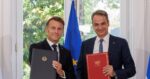 Η ανάρτηση του Μακρόν με τον Μητσοτάκη υπό τους ήχους του «Εγώ κι εσύ μαζί»