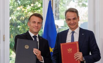 Η ανάρτηση του Μακρόν με τον Μητσοτάκη υπό τους ήχους του «Εγώ κι εσύ μαζί»