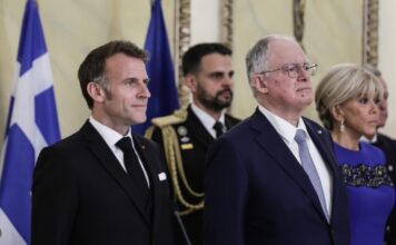 Μακρόν στην Αθήνα: Το «Ελλάς, Γαλλία, συμμαχία» στα ελληνικά, η πρόποση Τασούλα και το δείπνο – «Μην ξεχάσετε ποτέ πως οι Γάλλοι σας αγαπούν»