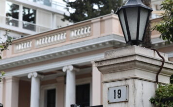 Σφοδρή επίθεση Μαξίμου στο ΠΑΣΟΚ μετά την πρόταση για σύσταση Εξεταστικής Επιτροπής – Ανησυχία στη ΝΔ για τις δημοσκοπήσεις