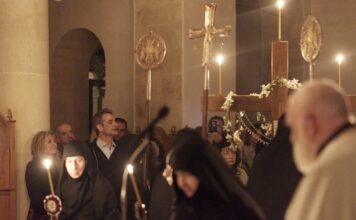 Κυριάκος Μητσοτάκης και Μαρέβα Γκραμπόφσκι στον Επιτάφιο στην Ιερά Μονή Μεταμορφώσεως του Σωτήρος στα Χανιά