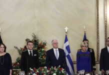 «Μέσα» στο προεδρικό μέγαρο στο επίσημο δείπνο προς τιμήν του Εμανουέλ Μακρόν