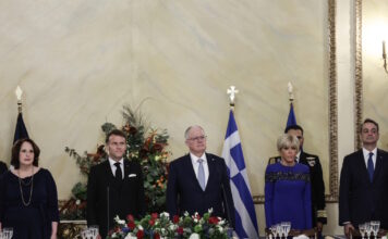 «Μέσα» στο προεδρικό μέγαρο στο επίσημο δείπνο προς τιμήν του Εμανουέλ Μακρόν