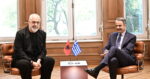 Ο Έντι Ράμα ντυμένος για ποτάκι στο Μαξίμου στη συνάντηση με τον Κυριάκο Μητσοτάκη – Έριξε το φταίξιμο στο πρωτόκολλό του