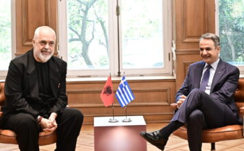 Ο Έντι Ράμα ντυμένος για ποτάκι στο Μαξίμου στη συνάντηση με τον Κυριάκο Μητσοτάκη – Έριξε το φταίξιμο στο πρωτόκολλό του