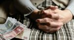 Συνταξιούχοι συνεχίζουν να εργάζονται για να καλύψουν λογαριασμούς και υποχρεώσεις