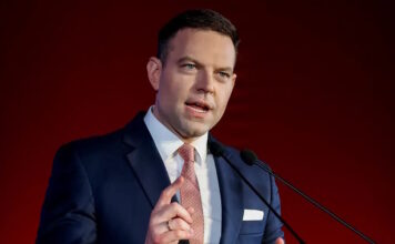 Ο Στέφανος Κασσελάκης καταγγέλλει τον Κωνσταντίνο Κυρανάκη για «σεξιστική συμπεριφορά» προς τη δημοσιογράφο Μίνα Καραμήτρου