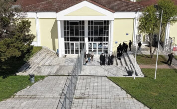 Συνεχίζεται η δίκη για την τραγωδία των Τεμπών – Εντάσεις & αντιδράσεις