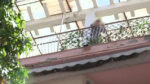 Θεσσαλονίκη: Στο Live News η μητέρα του 5χρονου που πετούσε πράγματα από το μπαλκόνι