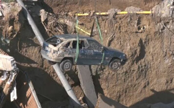 Θεσσαλονίκη: Η στιγμή που ΙΧ πέφτει στο κενό μετά από υποχώρηση τοιχίου – Μία σύλληψη