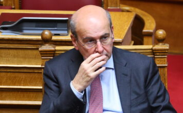 Χατζηδάκης για Μυλωνάκη: «Είμαστε συγκλονισμένοι, συνέβη μπροστά μας την ώρα του πρωινού καφέ»